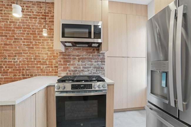 Building Photo - 233 1/2 Summit Ave