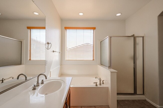 Building Photo - Charming 4 Bed 2 bath 2 Car Garage Home in...