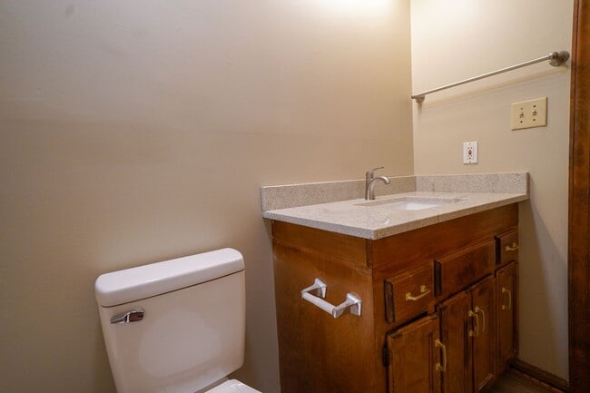 Building Photo - UNCC Area.  2 story 4 BR 2 1/2 BA Large Fe...