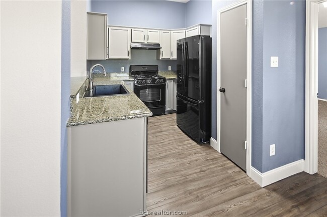 Building Photo - 916 Crested Point Dr