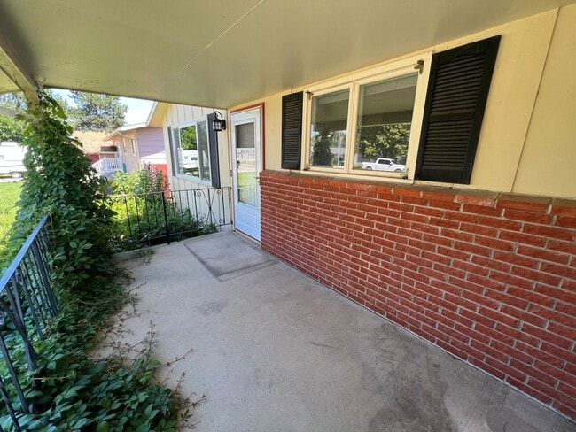 Building Photo - 5 bedroom 3 bathroom home for rent