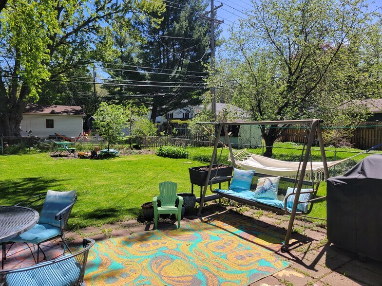 Building Photo - 413 N Rosa Rd