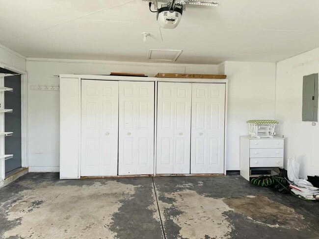 Building Photo - 425 Claire Ave