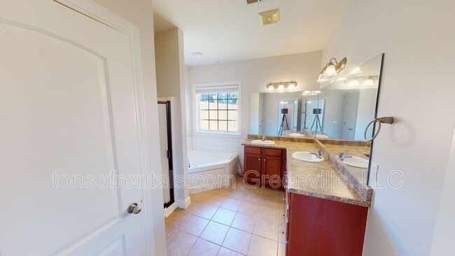 Building Photo - 939 Squires Pt