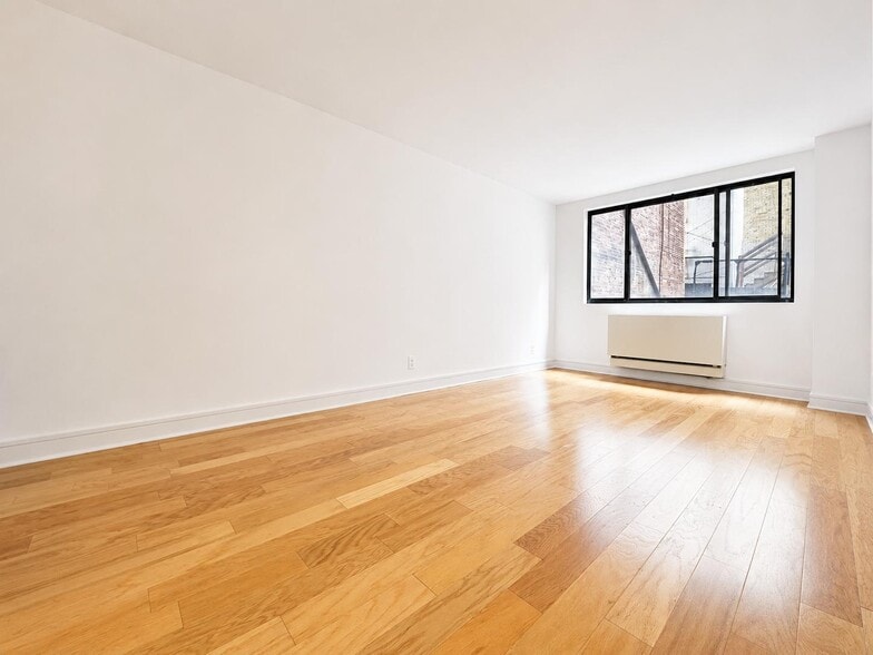 Building Photo - 323 W 96th St