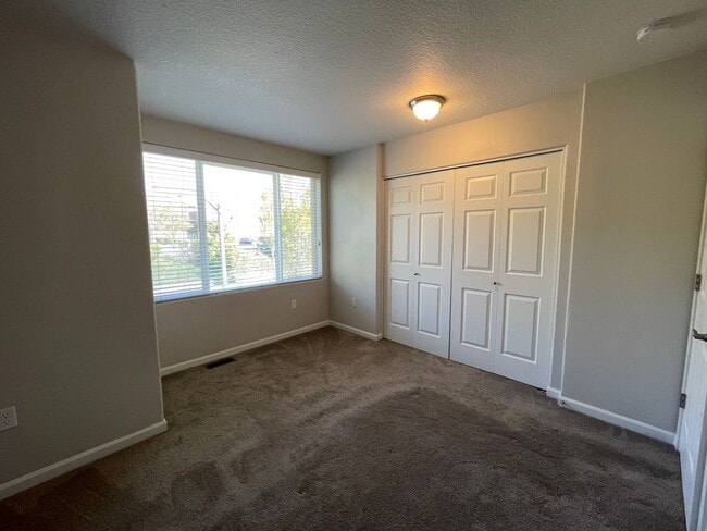 Building Photo - Stylish 2br/2.5ba Townhome with 2-car tand...