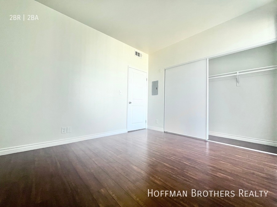 Building Photo - 945 N Serrano Ave