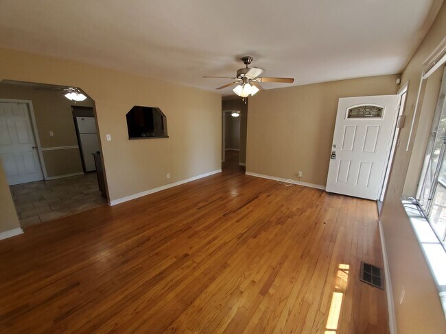 Building Photo - Two Bedroom House with carport
