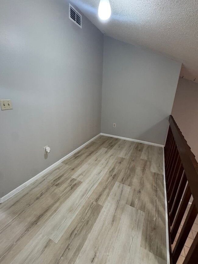 Building Photo - 2 bedroom + loft, 2 bathroom townhome near UCF