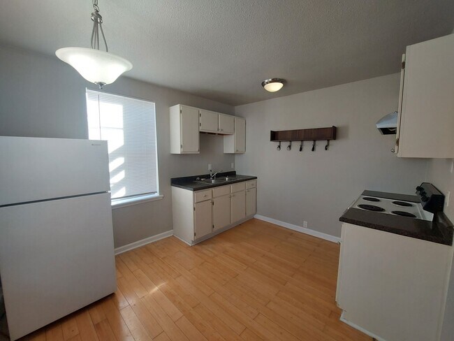 Building Photo - 455 Eleanor Ave