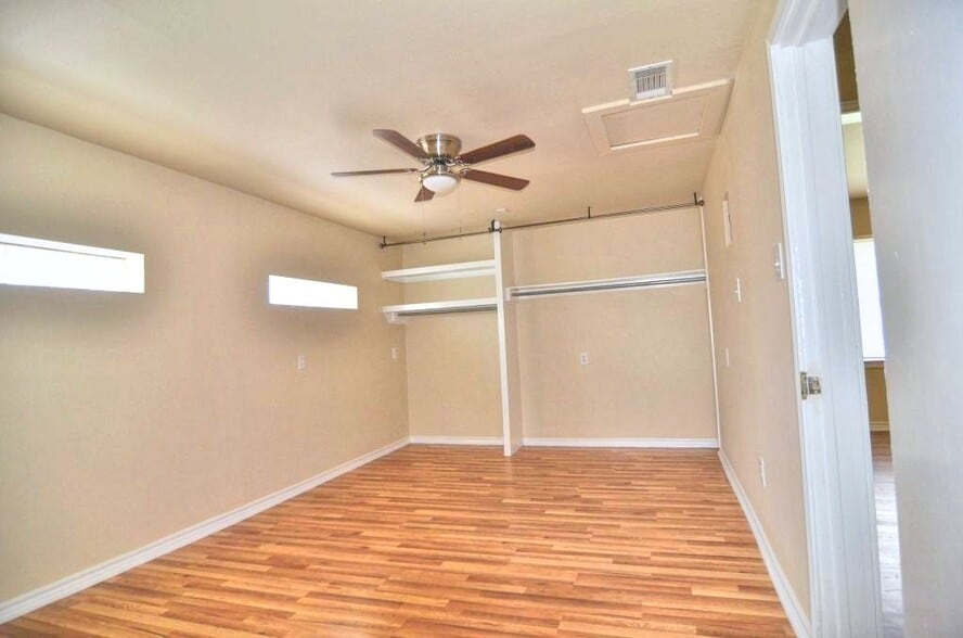 Building Photo - 11015 Visalia Dr