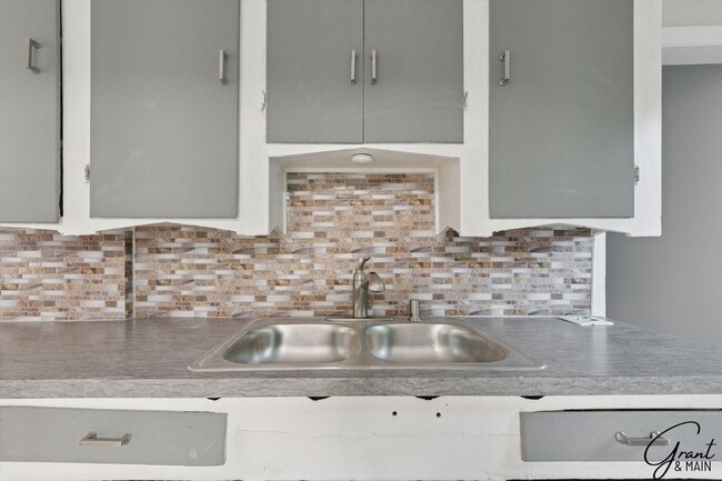 Building Photo - 3 Bed Bungelow $1200.00/mo