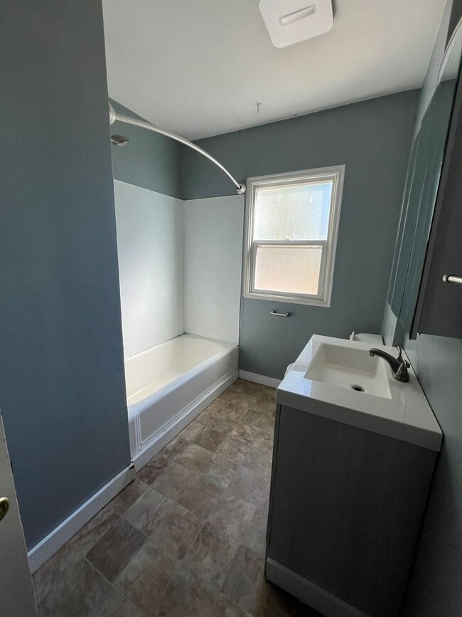 Building Photo - 2 Bedroom, 1 Bath Home