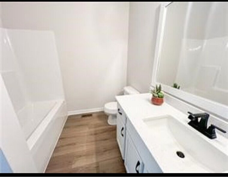 Building Photo - 3012 Crest View Cir