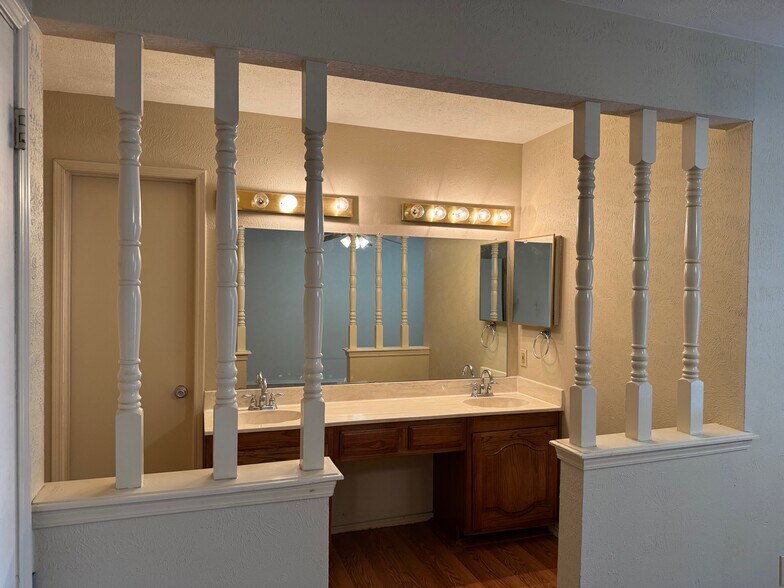 Building Photo - 503 Rosewood Ln