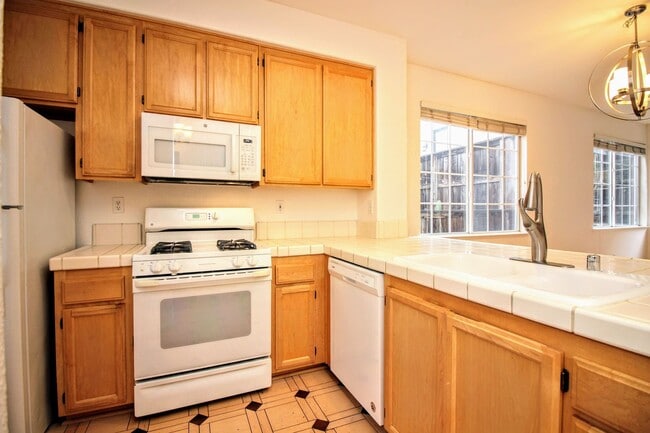 Building Photo - 2 Bedroom 2.5 Bath Home in Petaluma