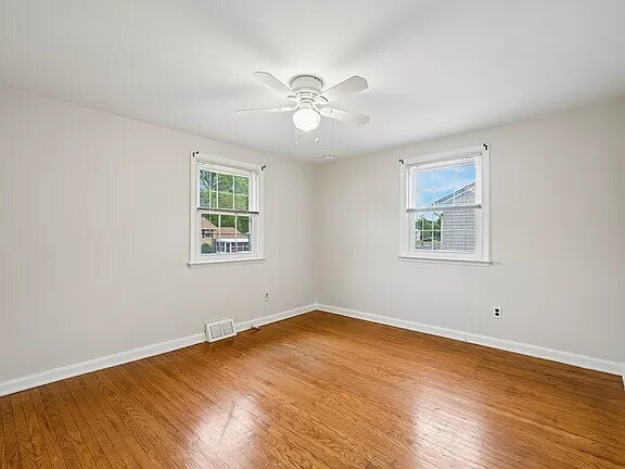 Building Photo - This well-maintained 3-bedroom, 1.5-bath split-level in Twin Oaks Farms is move-in ready