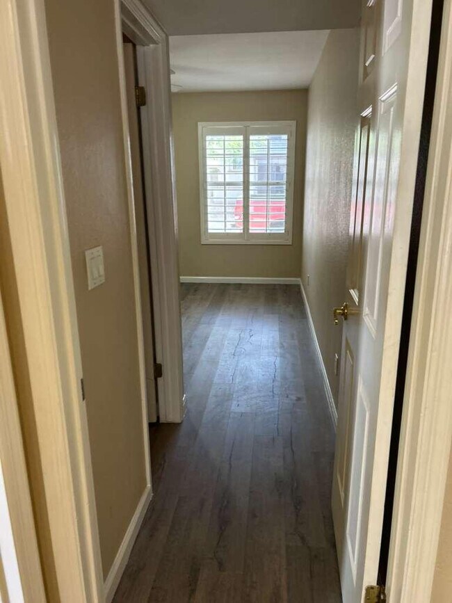 Building Photo - 15822 N 5th Ave