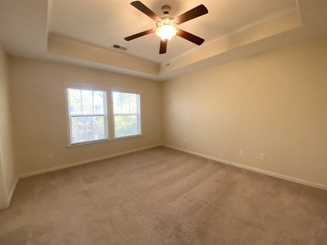 Building Photo - Move In Ready Town House Located in the Vi...