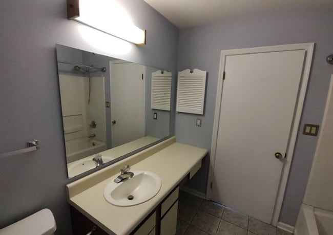 Building Photo - Charming 2 Bedroom/2 Bathroom with Sunroom...