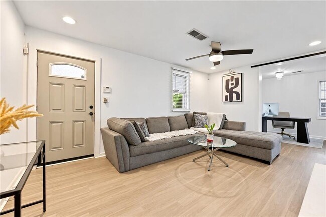 Building Photo - 1416 Graymont Dr SW