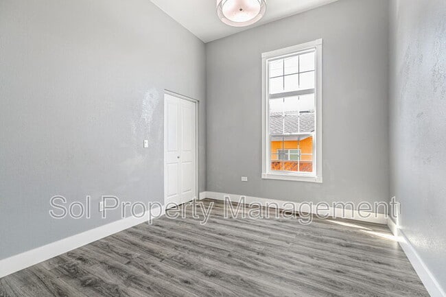 Building Photo - 1030 Vine St