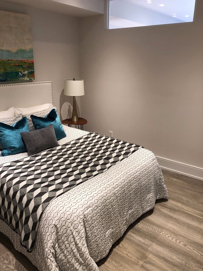 Building Photo - Luxe Apartment with Parking