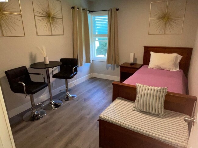 Building Photo - 80 Loma Vista Way