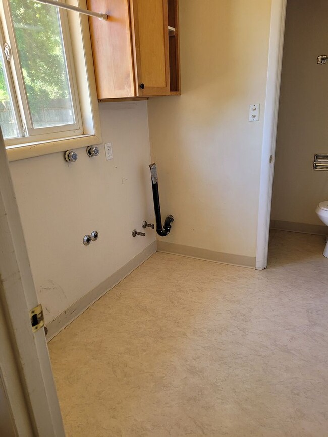 Building Photo - Nice 3 bedroom 1 & 1/2 bathroom home