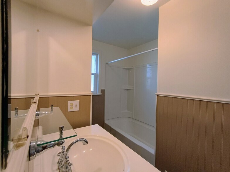 Building Photo - 235 Hemlock St