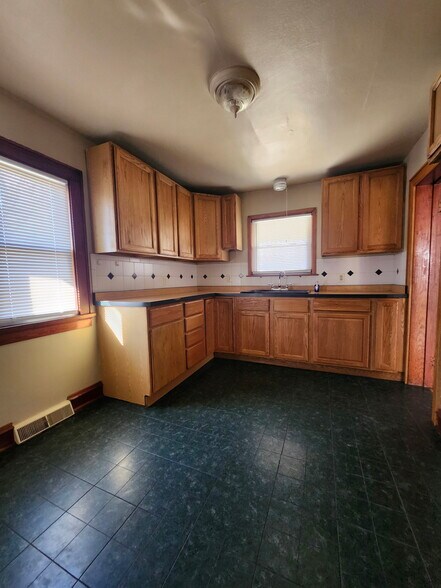 Building Photo - 5923 N 38th St