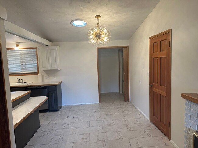 Building Photo - 3 bed, 1 bath house in a great neighborhood!