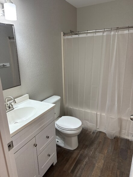 Building Photo - 616 S Mt Carmel St