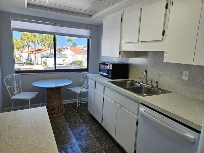 Building Photo - Seasonal Short-term 2 Bedroom 2 Bathroom Condo located on Venice Island with beach access!