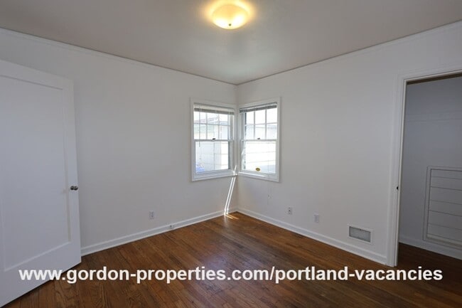 Building Photo - SE 57th Ave - 5 bedroom home with fireplac...