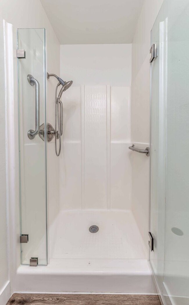 Building Photo - Spacious Single-Family Home with Yard!