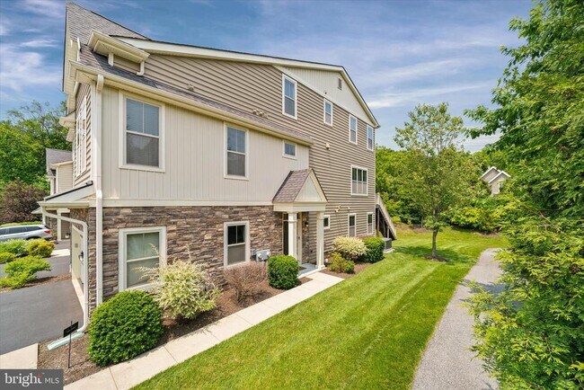 Building Photo - 10 Chasmere Dr