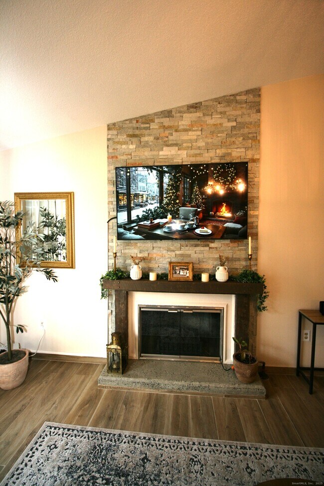 Building Photo - 7 Twin Oak Ct