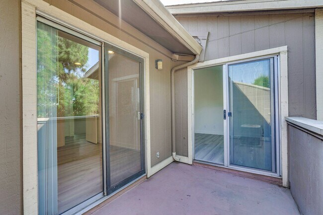 Building Photo - 2 bed 2 bath condo