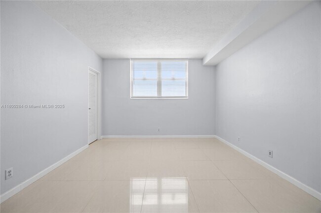 Building Photo - 3000 S Ocean Dr