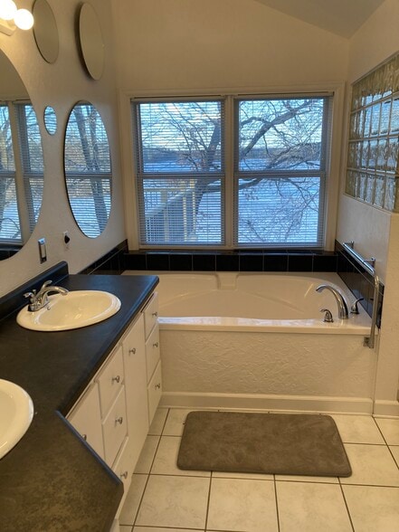 2- sinks and spa tub - 335 Water St