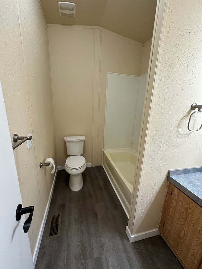 Building Photo - 3 Bedroom 2 Bath Home Available Now