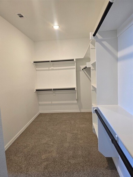 Building Photo - 817 Holbrook Rd