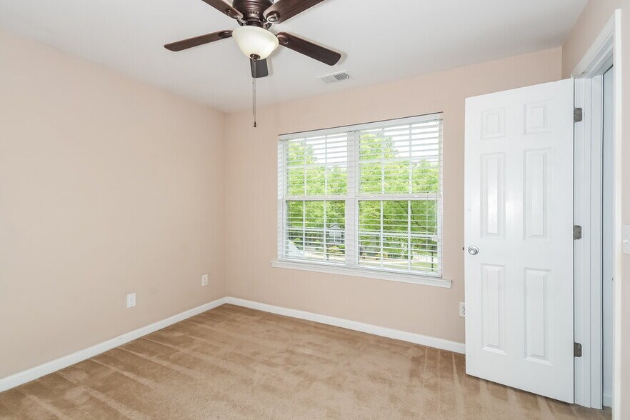 Building Photo - 410 Deepstream Crossing