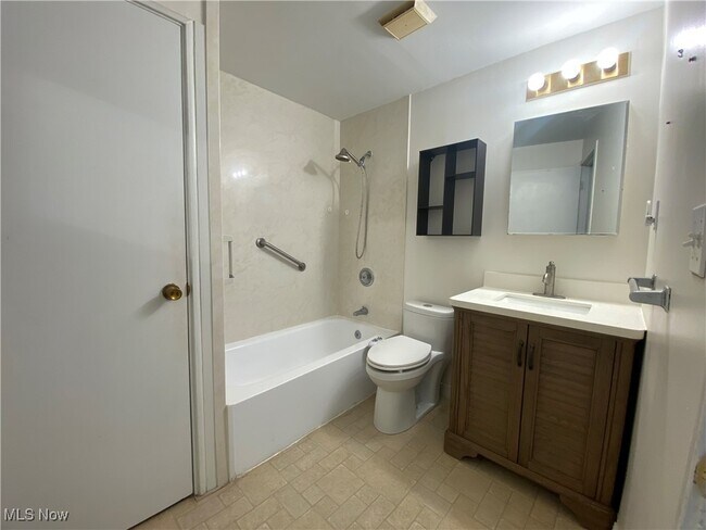 Building Photo - 3573 Silsby Rd