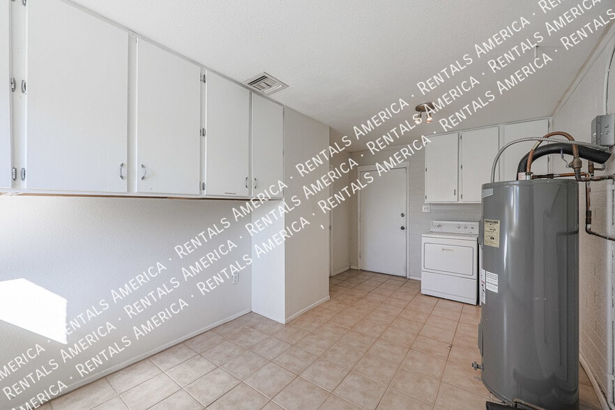 Building Photo - 913 W Jerome Cir