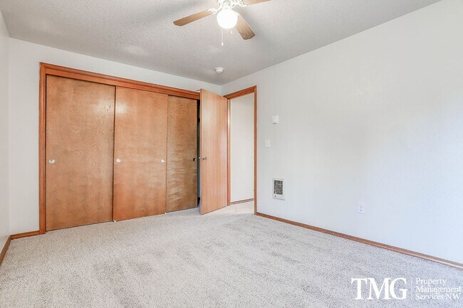 Building Photo - 618-620 SE 131st Ct.