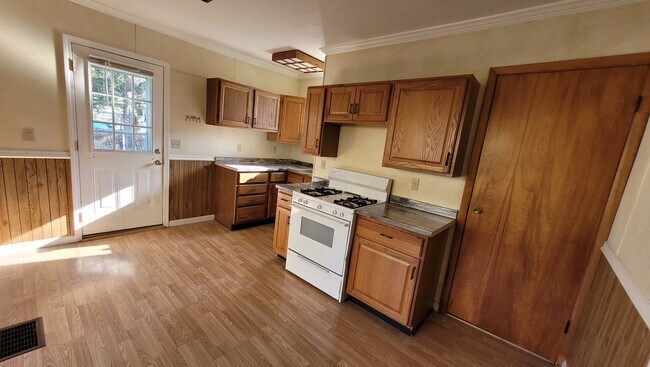 Building Photo - 351 Short St