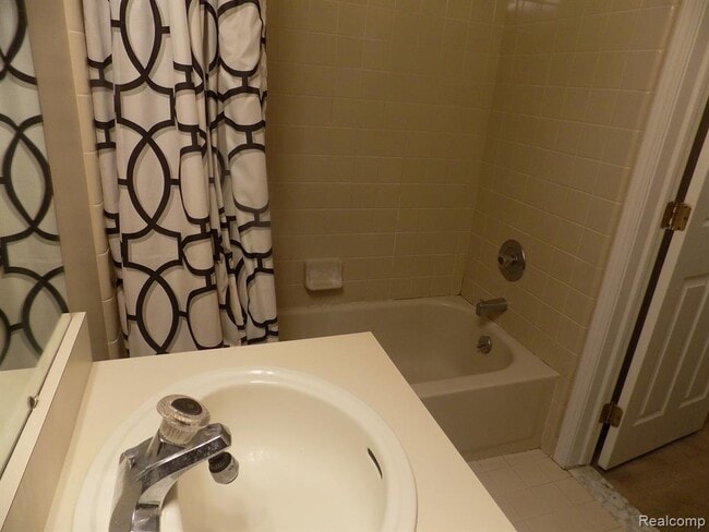 Building Photo - 1012 Country Club Dr