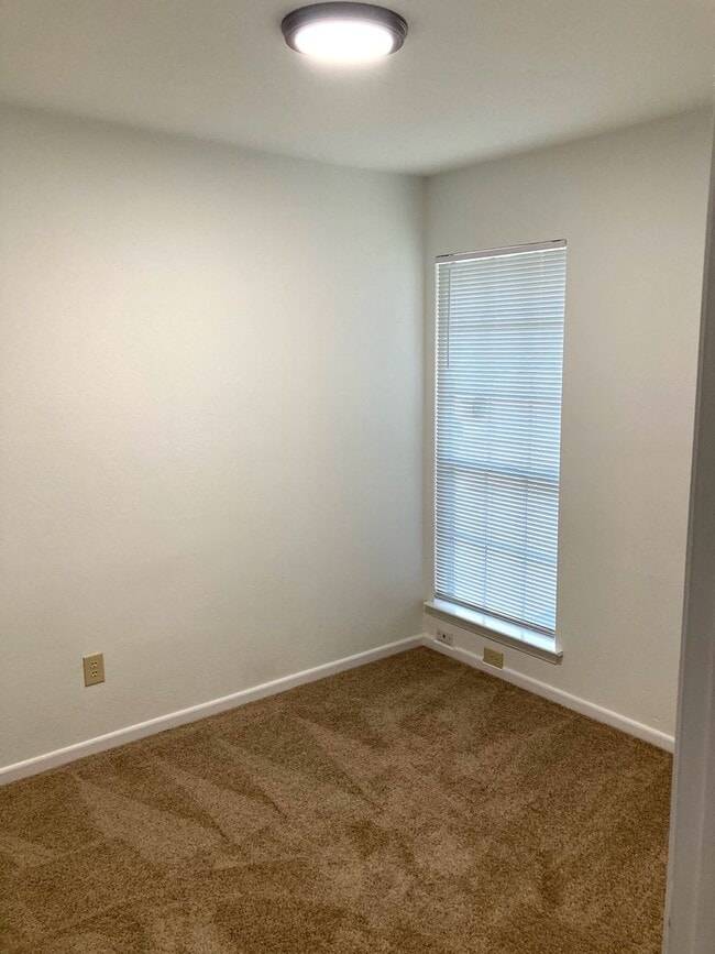 Building Photo - ZERO APPLICATION FEE. NOW ACCEPTING SECTION 8 APPLICATIONS